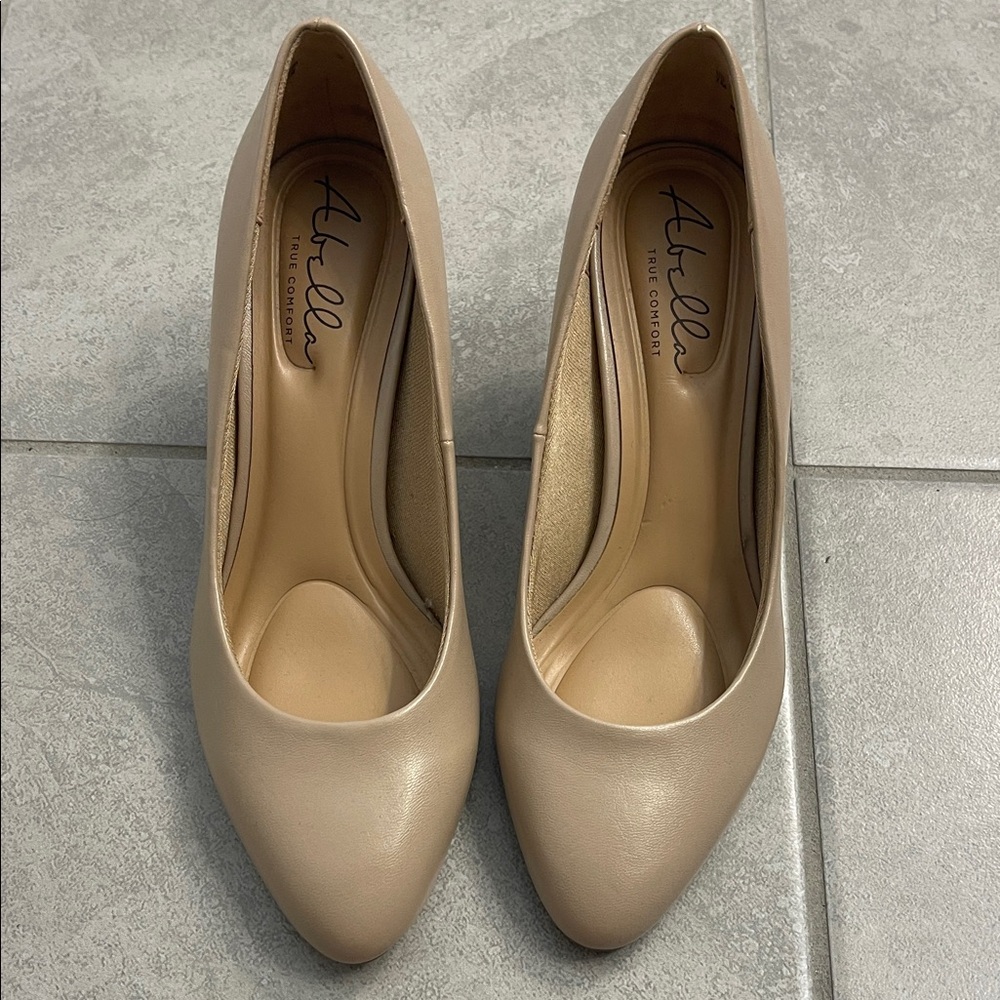 Abella Women's Cream Heels